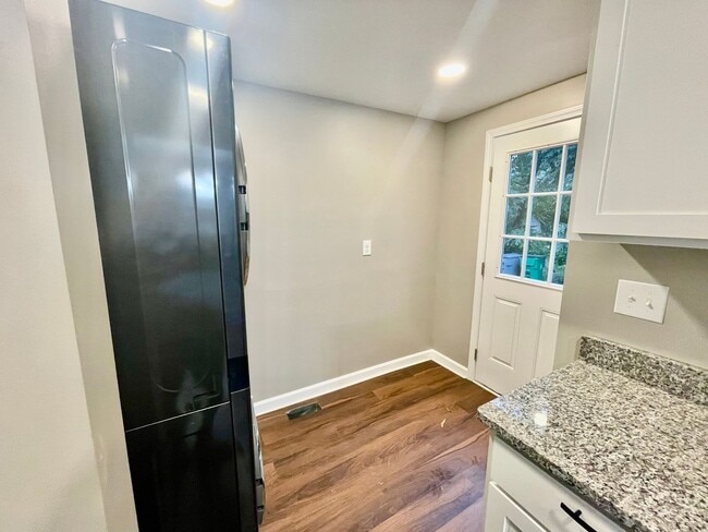 Building Photo - Welcome to this stunning 3-bedroom, 2-bath...