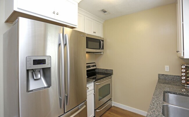 Building Photo - 120 Western Villa Dr