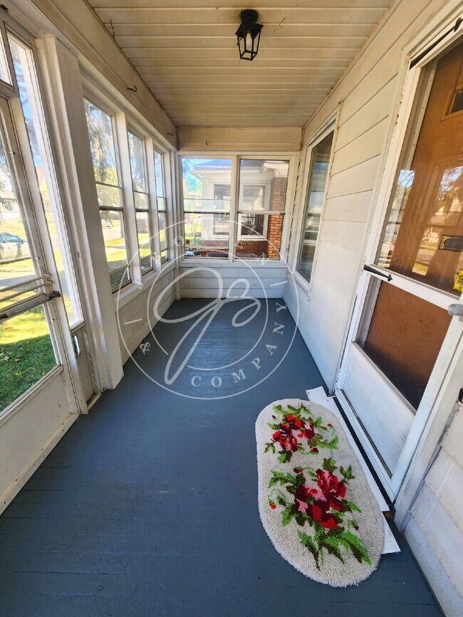 Building Photo - Section 8 and all programs welcome! 4 bed ...