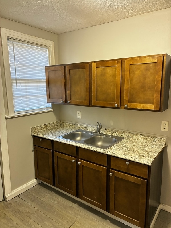 Building Photo - 565 Chestnut Dr