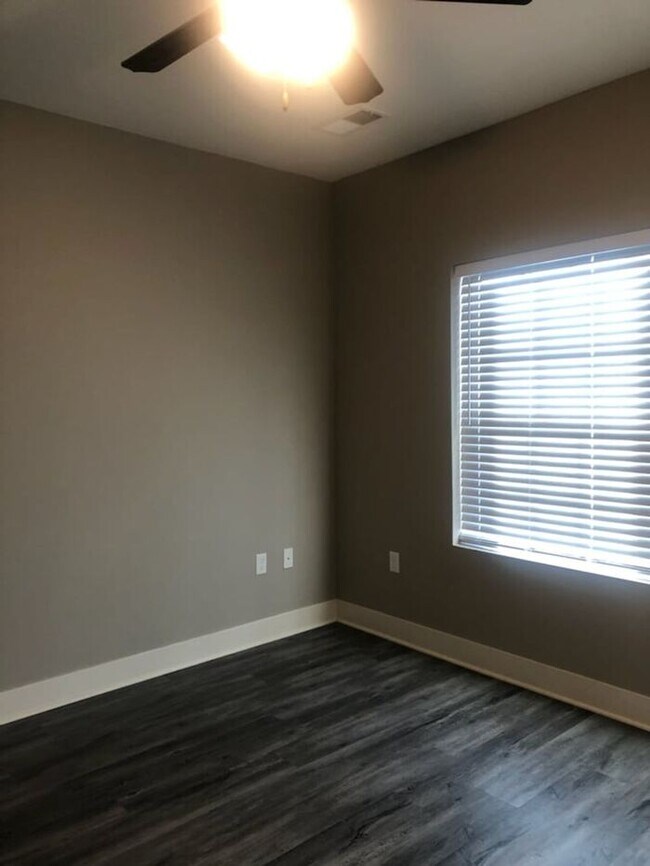 Building Photo - 2 Bedroom Luxury Apartment in the Northland of KCMO