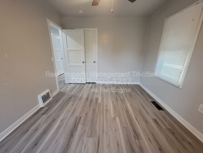 Building Photo - 400/402 Barth Ave