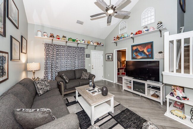 Building Photo - 7988 Shadow Oak Dr