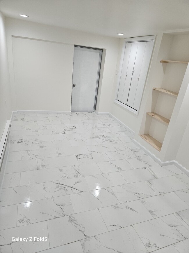 Building Photo - 424 Leslie St