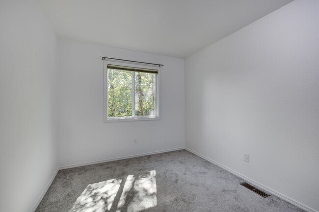 Building Photo - Updated 4 bed 2.5 bath in Sammamish!