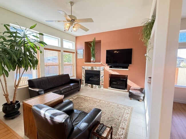 Building Photo - Beautiful 3 Bedrooms, 2 Baths with a 3 Car...