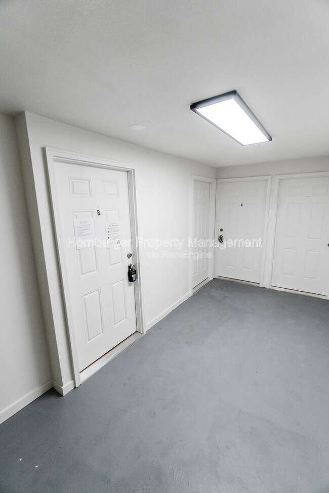 Building Photo - 911 E Bridgeport Ave