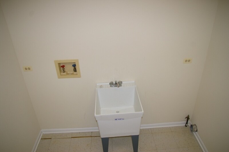 Building Photo - 315 Creekside Dr