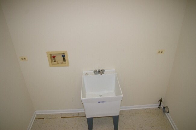 Building Photo - 315 Creekside Dr