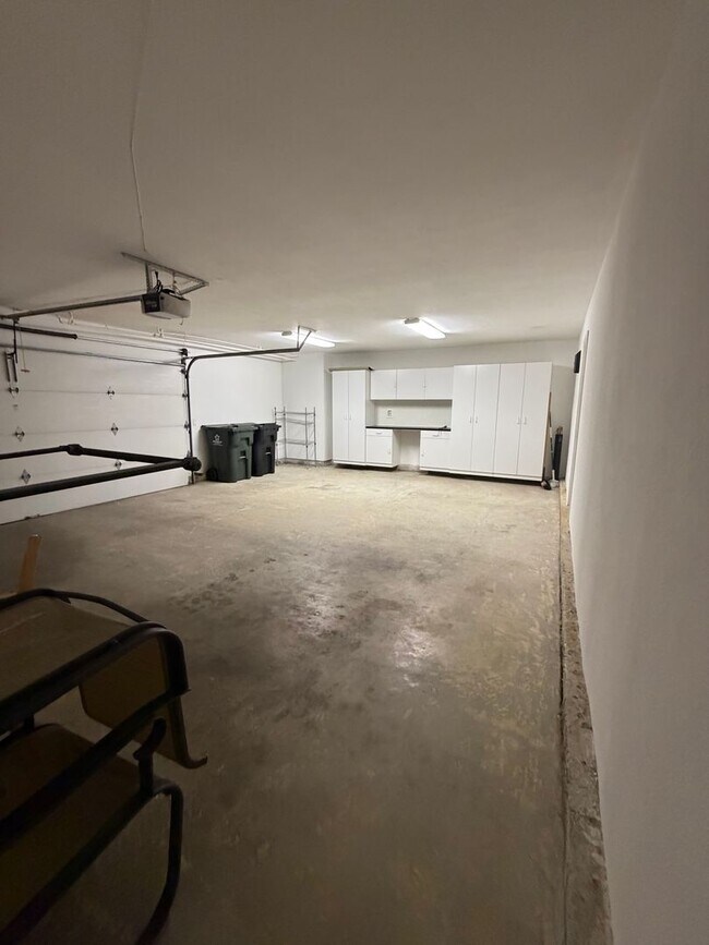 Building Photo - 2377 Sommerset Dr