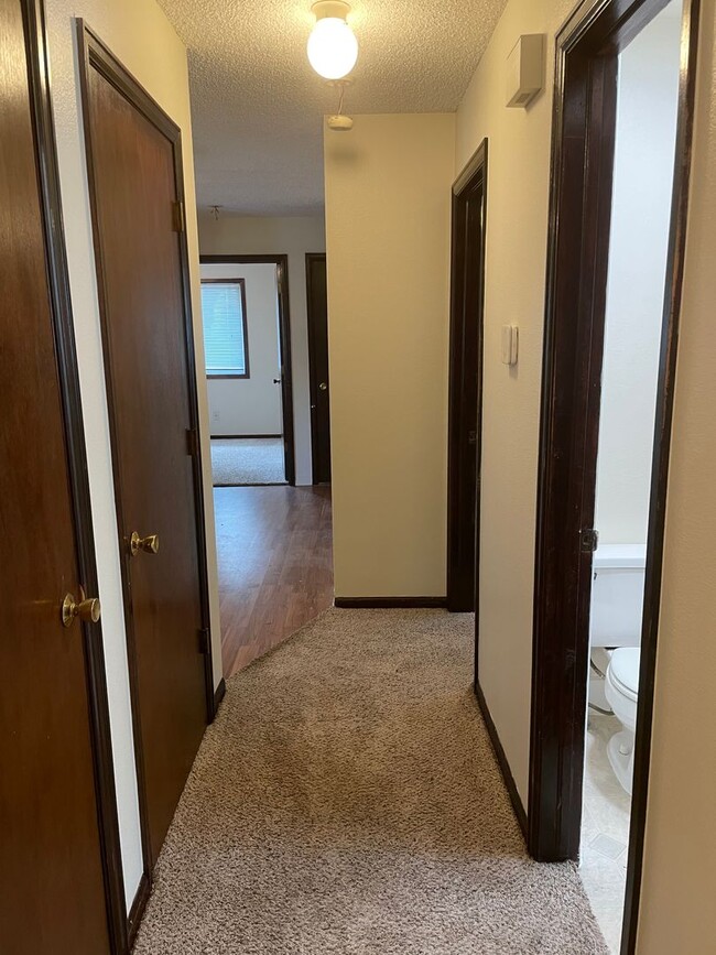 Building Photo - Spacious 4 bed 1.5 Bath Ranch-Style Home i...