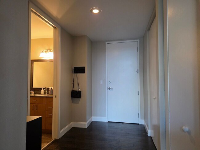 Building Photo - One Bedroom Condo at The Vue in Downtown Orlando