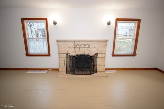 Building Photo - 483 Bank St