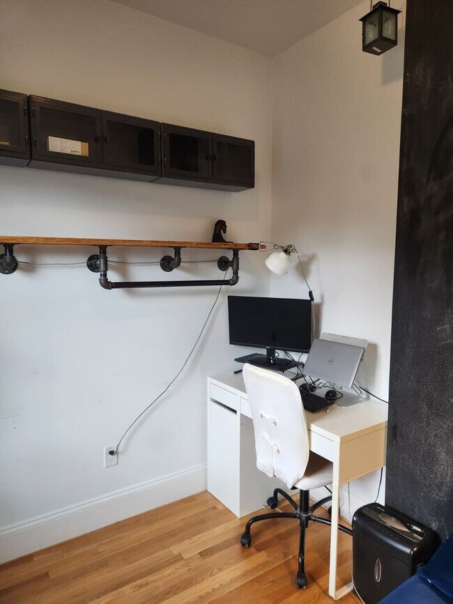 Building Photo - Versatile Top Floor 2 Bd 1 Bath With Offic...