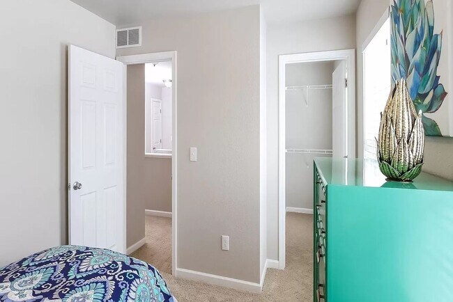 Building Photo - Immediate Occupancy Available!