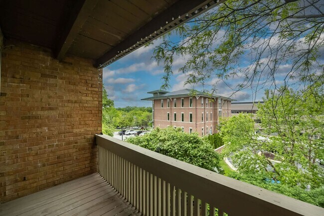 Building Photo - Two Bedroom, 2 Bath Creve Coeur Condo