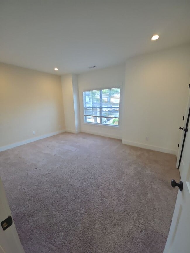 Building Photo - 3-Bedroom HOA Townhome with Pool Access Near Downtown Cookeville