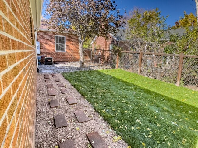 Building Photo - Spacious 5-Bedroom Gem on Locust Street – 2,053 Sq. Ft. of Comfort in Denver's Heart!