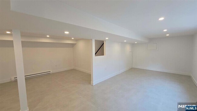 Building Photo - 40 Beechwood Rd