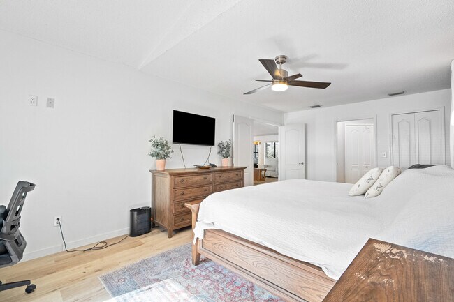 Building Photo - 2245 SW Oak Ridge Rd