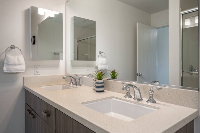 Building Photo - Fully Furnished Townhome with Garage, 3 bedroom/2.5 Bathroom at Kamalani Flats