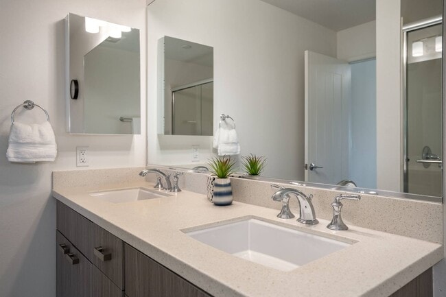 Building Photo - Furnished Townhome with Garage, 3 bedroom/2.5 Bathroom at Kamalani Flats