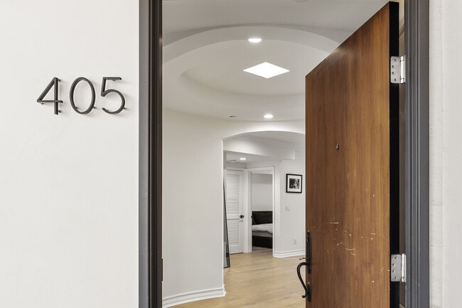 Building Photo - 122 N Clark Dr