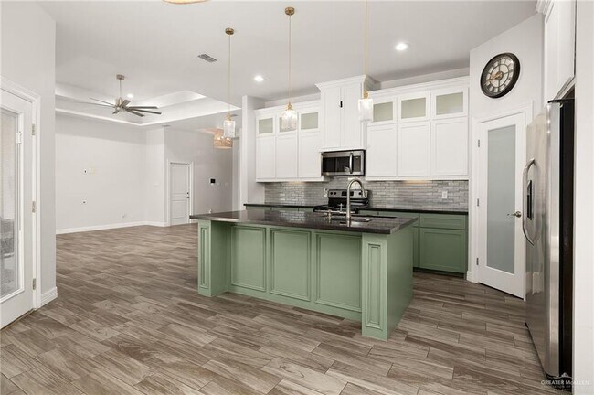 Building Photo - 13 Garden Ridge Ave