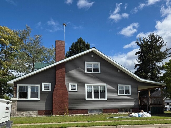 Building Photo - 2057 Maple Ave