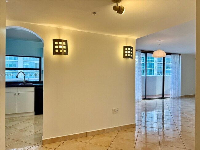 Building Photo - 555 NE 30th St