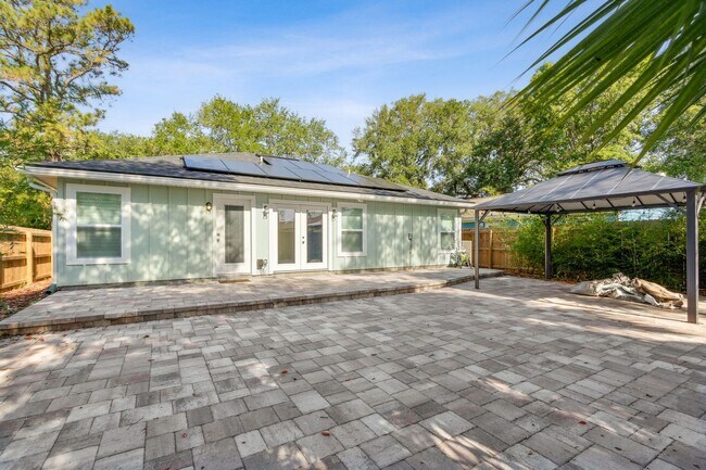 Building Photo - Live the Island Life – Move-In Ready 3 Bed...