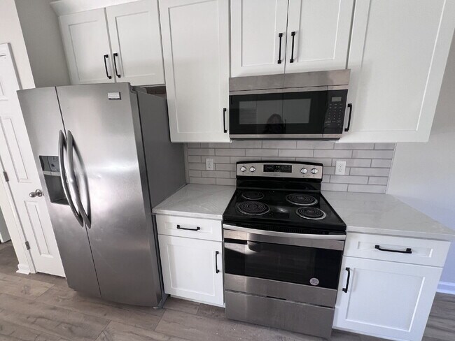 Building Photo - Stunning Move-In Ready Home in Hendersonville – Minutes from Old Hickory Lake!
