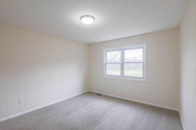 Building Photo - Spacious 3bdrm 1bath Home in Quiet Community