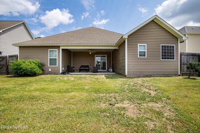 Building Photo - 757 Radiant Dr