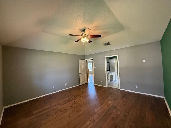 Building Photo - Gorgeous 3 bed/2bath home in Twin Oaks AVAILABLE NOW!
