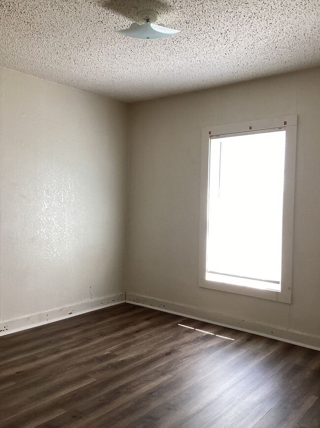 Building Photo - Charming 2 Bed 1 Bath Home Located in Portales!  Small Dogs and/or Cats Upon Approval!