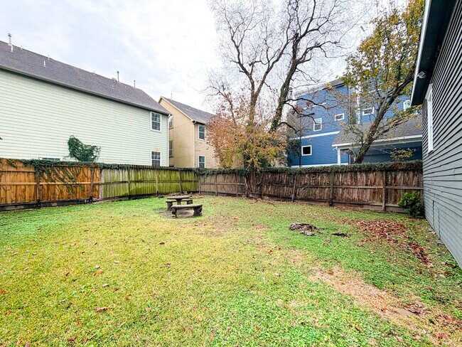 Building Photo - 1613 Summer St