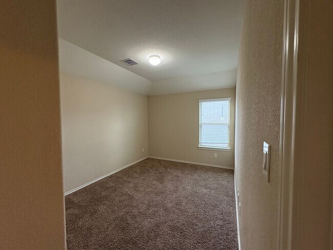 Building Photo - 4B2.5B Warm & Spacious Home in Remington R...