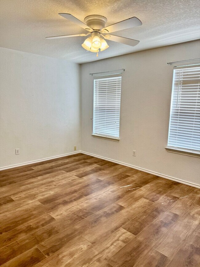 Building Photo - 204 Gatewood Oak