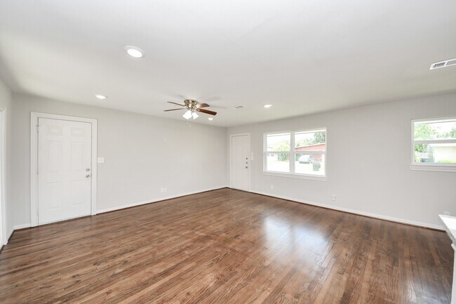 Building Photo - 8102 Bob White Dr