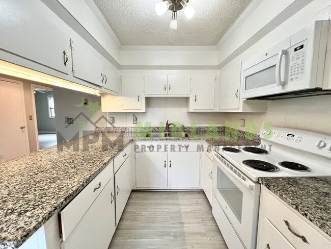 Building Photo - 623 Henderson St