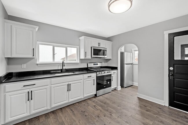 Building Photo - SCORE 50% OFF 1ST MONTH'S RENT IF SIGNED BY JUNE 5! Beautiful 3 bedroom home in Coraopolis availa...