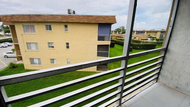 Building Photo - 600 Village Green Ct