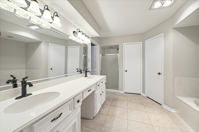 Building Photo - 4 Falling Star Rd