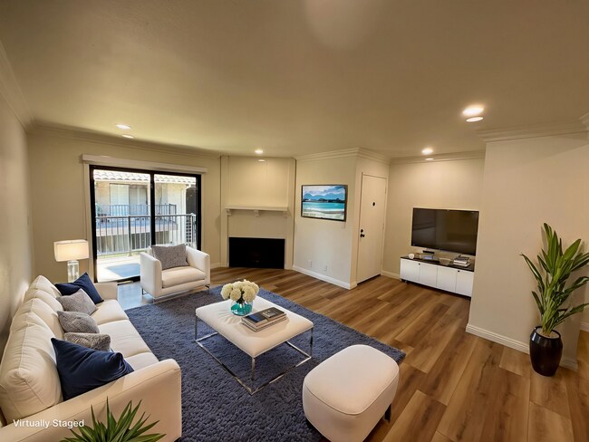 Building Photo - Beautifully Updated 2 Bed, 2 Bath Condo in...