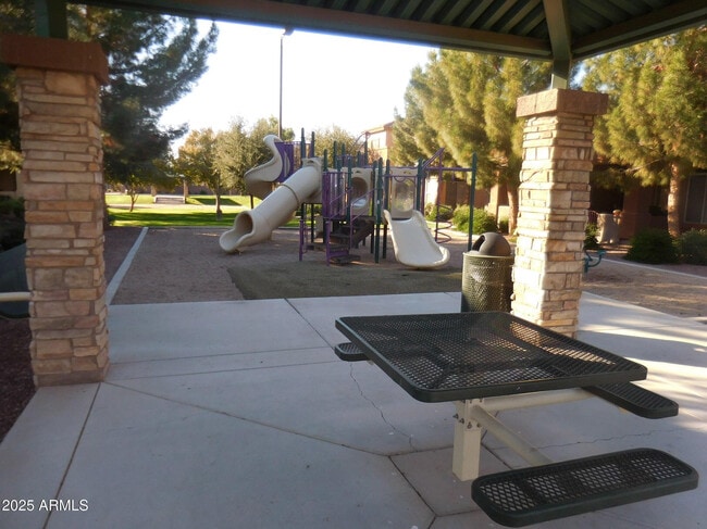 Building Photo - 2600 E Springfield Pl