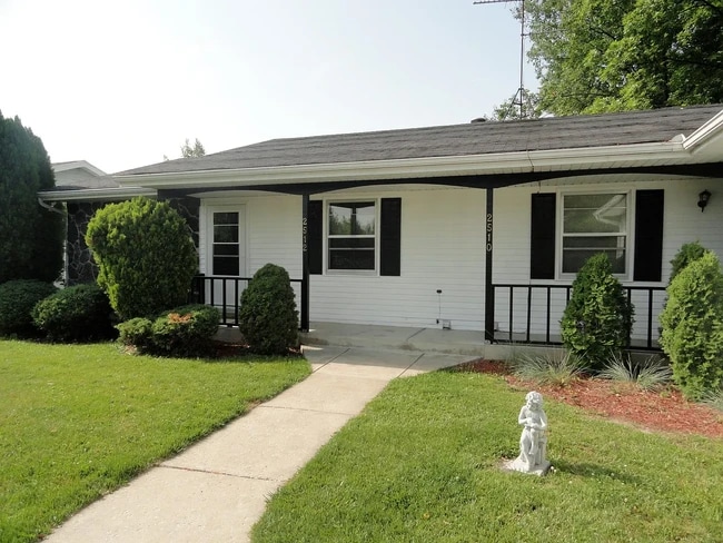 Building Photo - 2512 Ridgefield Dr NE