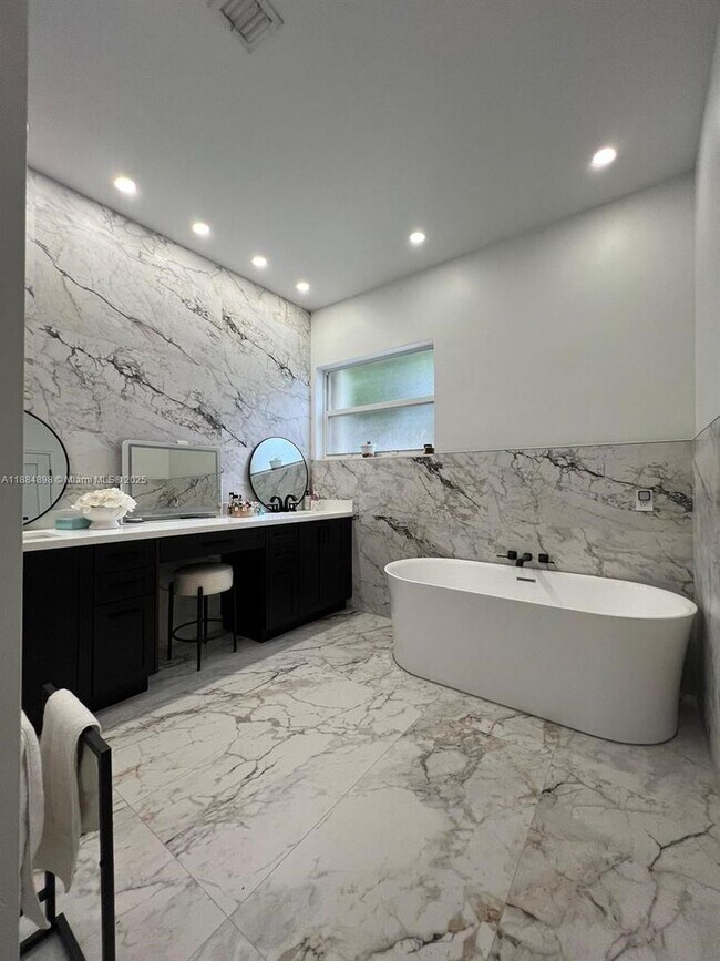 Building Photo - 3015 SW 135th Ave