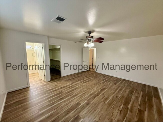 Building Photo - Stunning 5 Bed/2 Bath NW Bakersfield Home