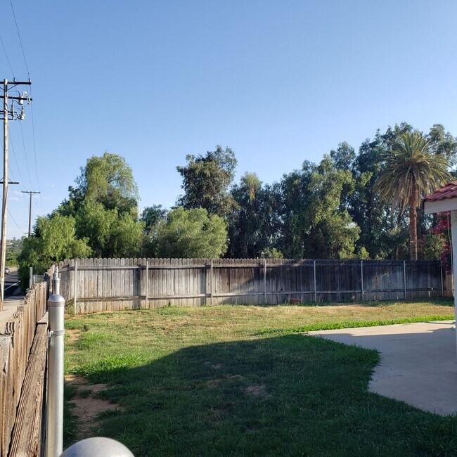 Building Photo - (((AVAILABLE))) REDLANDS 3bed 2 bath Must See!